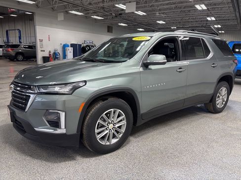 Used 2023 Chevrolet Traverse LT image 3