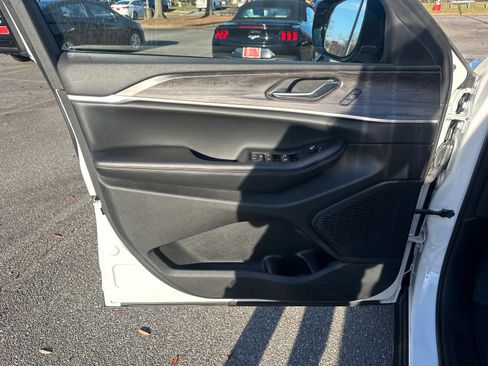 Used 2023 Jeep Grand Cherokee Limited image 14