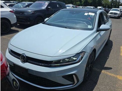 Used 2025 Volkswagen Jetta SE FWD image 1