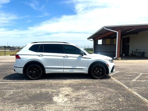Used 2024 Volkswagen Tiguan SE R-Line FWD image 4