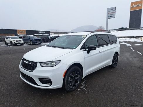 New 2026 Chrysler Pacifica Select image 1