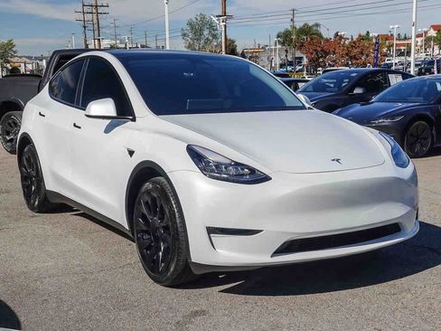 Used 2023 Tesla Model Y Long Range image 3