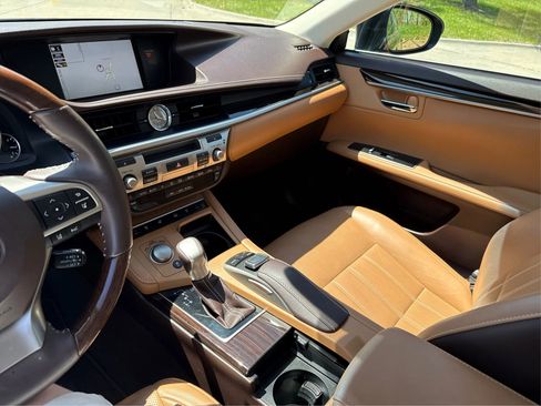 Used 2018 Lexus ES 350 w/ Luxury Package w/Wood Trim FWD image 16