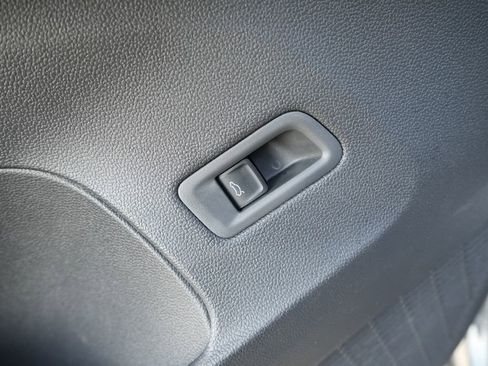 Used 2025 Volkswagen Atlas Cross Sport SE image 23