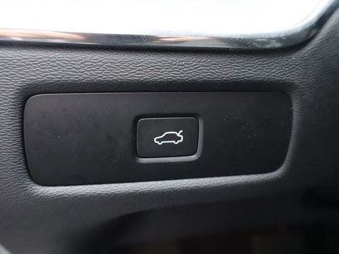 Used 2025 Volvo XC60 B5 Plus image 19