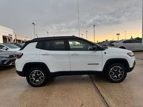 Used 2025 Jeep Compass Trailhawk AWD/4WD image 4