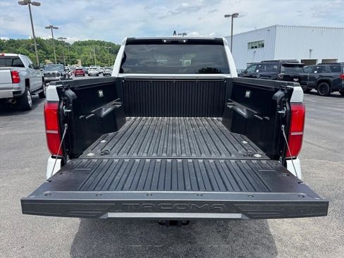 Used 2025 Toyota Tacoma SR5 AWD/4WD image 17