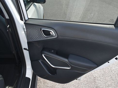 Used 2025 Kia Soul LX w/ LX Technology Package FWD image 22