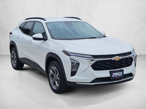 Used 2025 Chevrolet Trax LT w/ LT Convenience Package FWD image 3