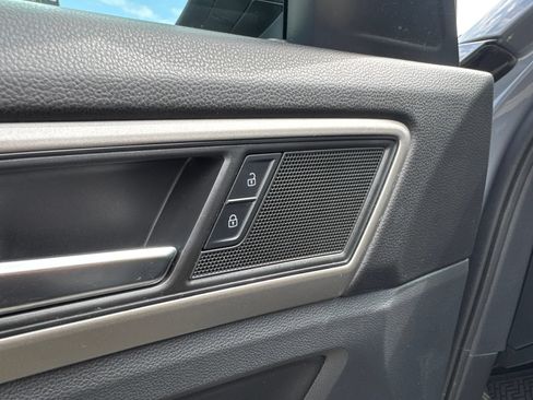 Used 2020 Volkswagen Atlas Cross Sport SE w/ Panoramic Sunroof Package AWD/4WD image 17