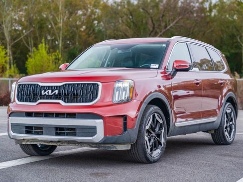 Used 2023 Kia Telluride EX w/ EX Captain's Chair Package image 3