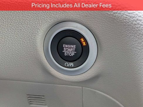 Used 2024 Chrysler Pacifica Limited w/ Uconnect Theater Family Group FWD image 31