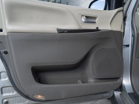 Used 2017 Toyota Sienna XLE Premium image 7