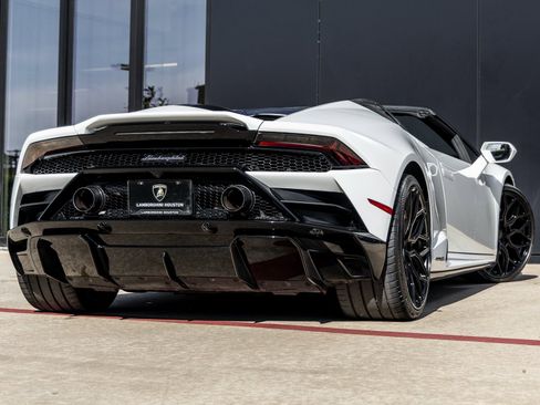 Used 2020 Lamborghini Huracan EVO image 9
