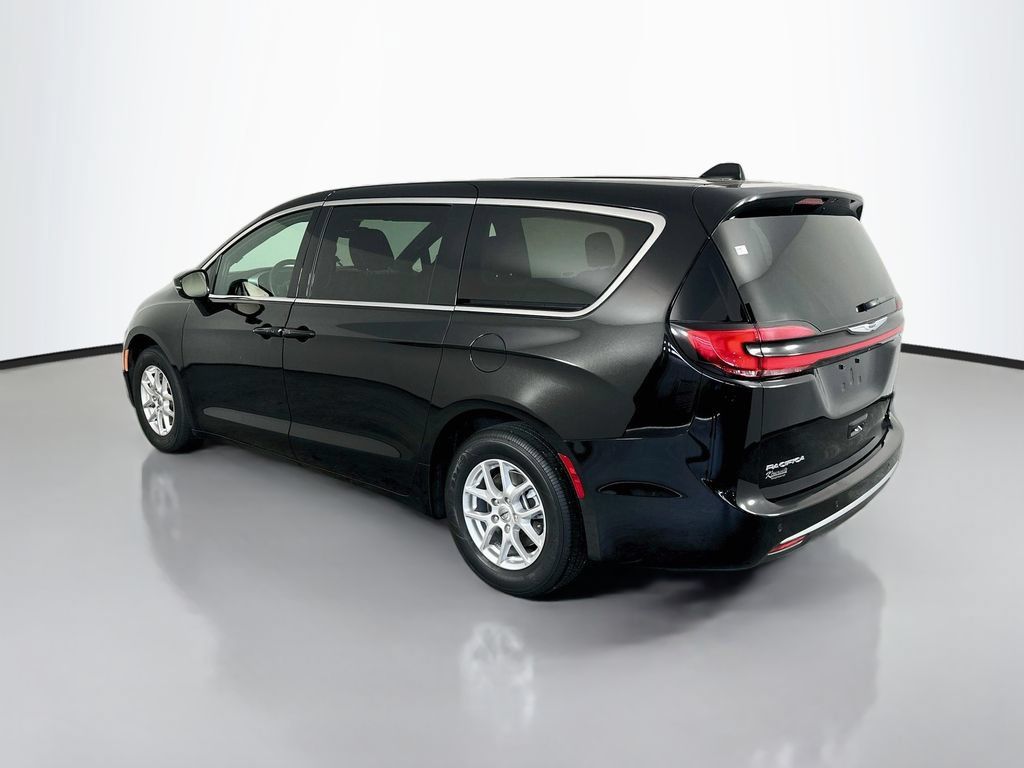 Used 2025 Chrysler Pacifica Select FWD image 5