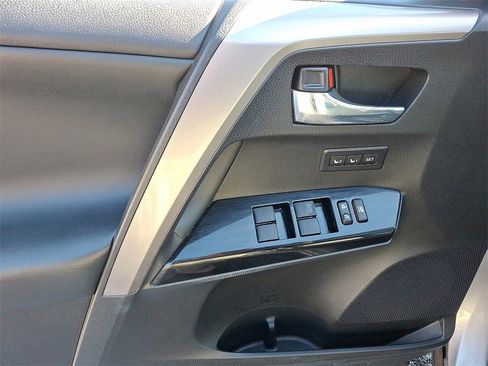 Used 2018 Toyota RAV4 Limited image 12