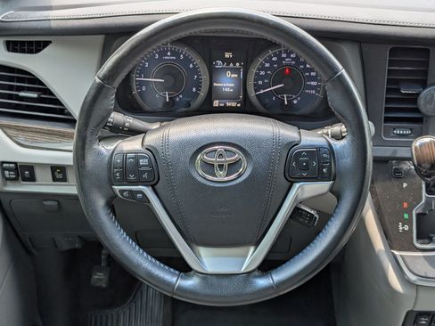Used 2017 Toyota Sienna XLE FWD image 27