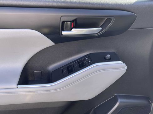 Certified 2024 Toyota Highlander XLE AWD/4WD image 16
