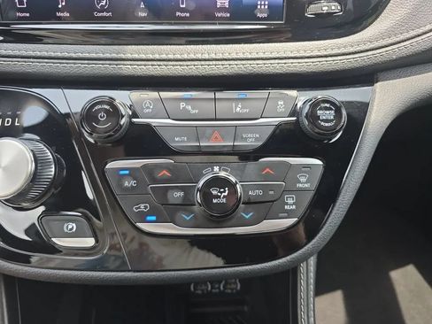 Used 2025 Chrysler Pacifica Limited FWD image 34