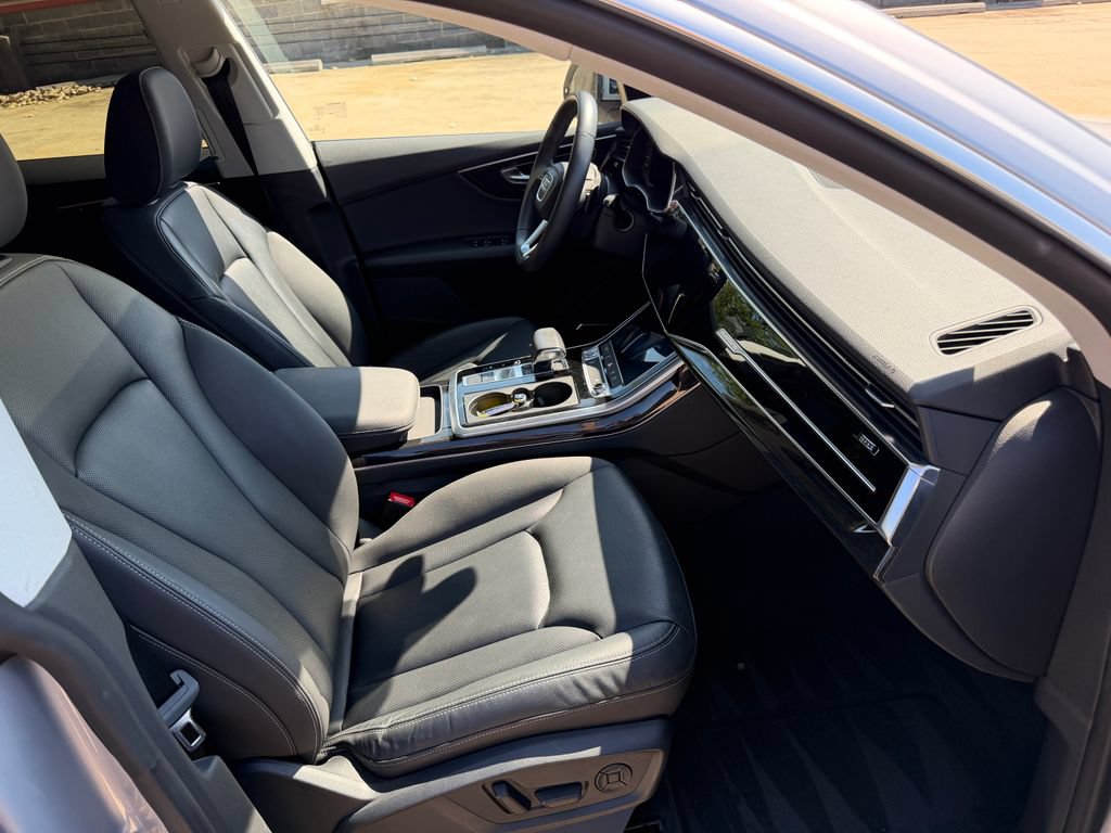 Used 2019 Audi Q8 Premium Plus AWD/4WD image 23