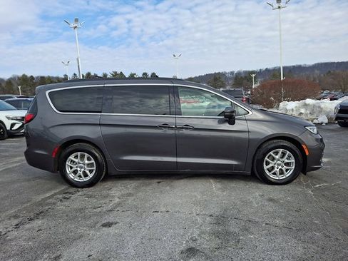 Certified 2022 Chrysler Pacifica Touring-L image 11