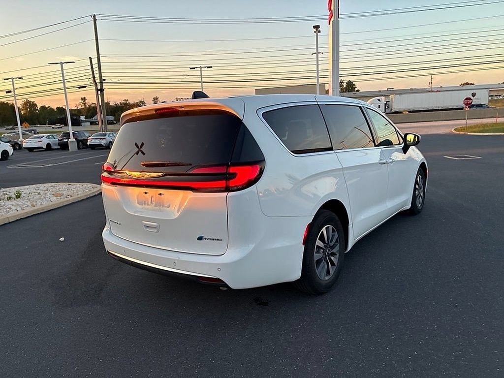 Used 2023 Chrysler Pacifica Touring-L FWD image 10