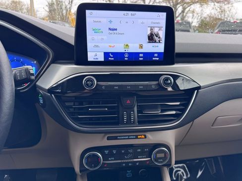 Used 2021 Ford Escape Titanium image 33