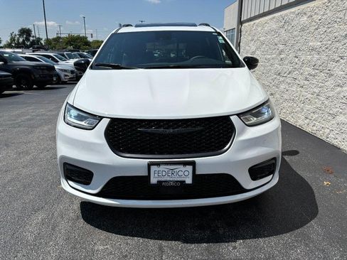 Used 2025 Chrysler Pacifica Limited FWD image 11