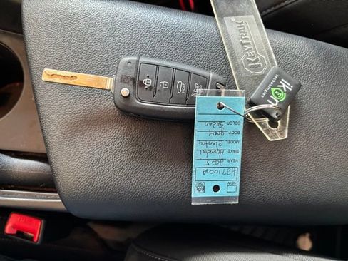 Used 2025 Hyundai Elantra SE FWD image 13