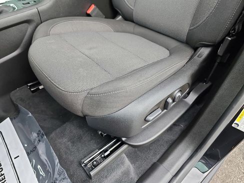 Used 2023 Chevrolet Traverse LT FWD image 32