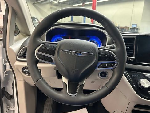 Used 2024 Chrysler Pacifica Touring-L FWD image 21