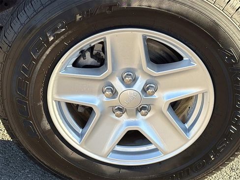 Used 2022 Jeep Gladiator Sport image 11