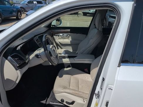 Used 2019 Volvo XC90 T6 Momentum w/ Advanced Package AWD/4WD image 4