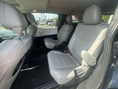 Used 2025 Toyota Sienna XLE FWD image 20