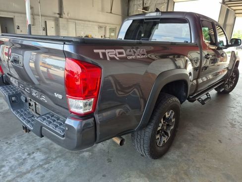 Used 2017 Toyota Tacoma TRD Off-Road w/ Premium & Technology Package AWD/4WD image 3