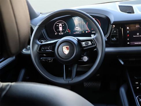 Used 2025 Porsche Cayenne w/ Premium Package image 20