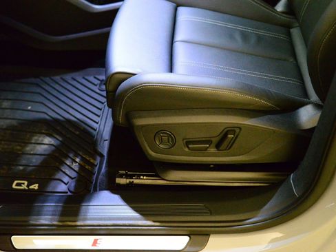 Used 2025 Audi Q4 e-tron Premium Plus w/ Premium Plus image 26