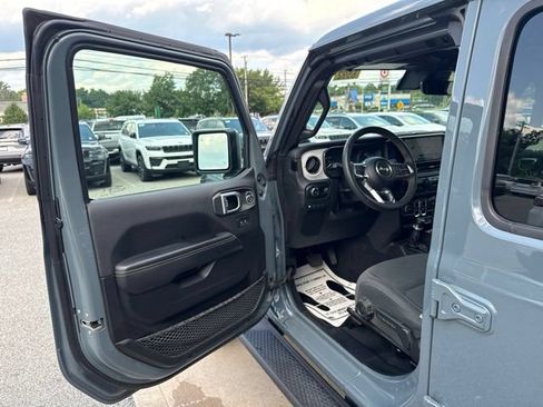Used 2024 Jeep Wrangler Unlimited Sahara w/ Technology Group AWD/4WD image 21
