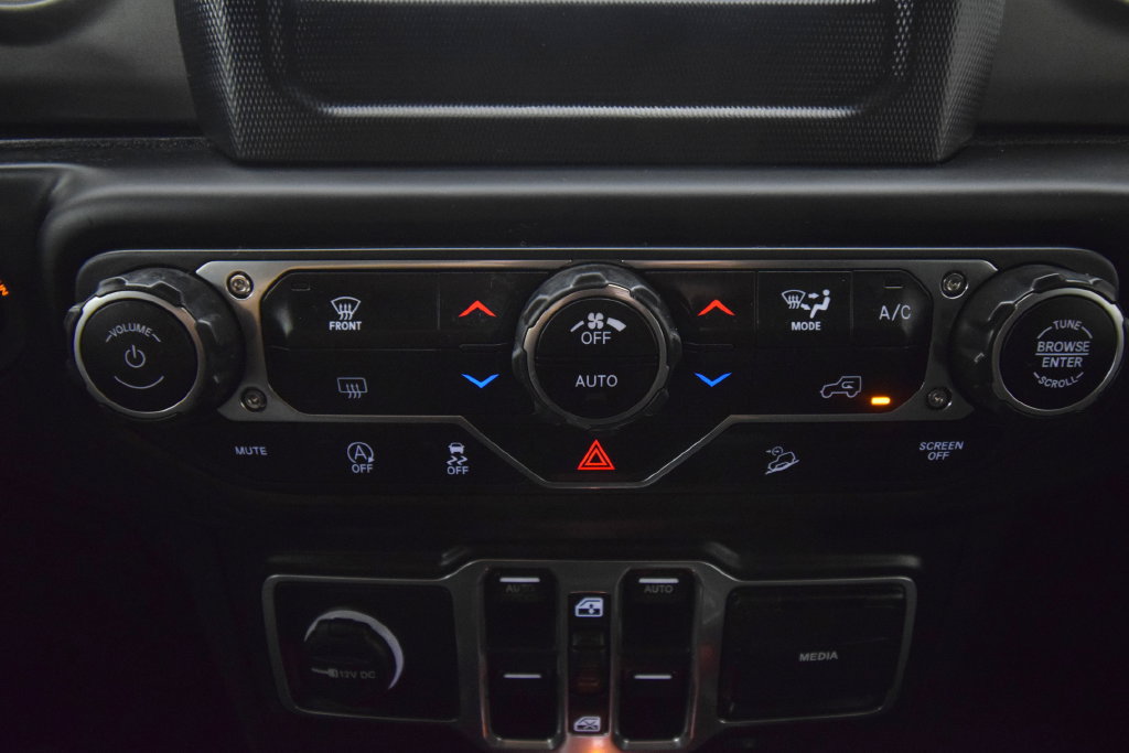 Used 2018 Jeep Wrangler Unlimited Sahara AWD/4WD image 31
