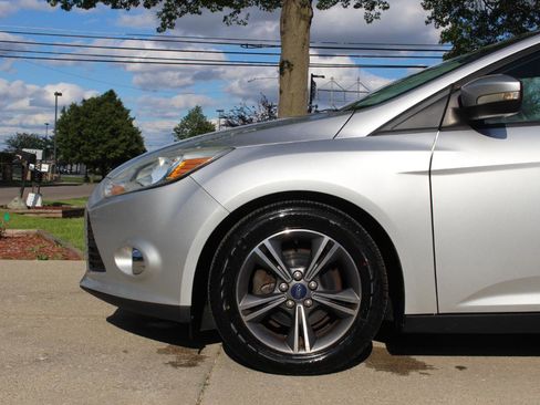 Used 2014 Ford Focus SE w/ SE Sport Package FWD image 40