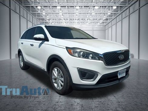 Used 2017 Kia Sorento AWD w/ LX Convenience Package image 1