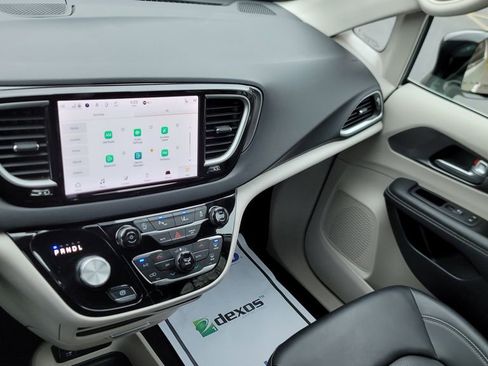 Used 2024 Chrysler Pacifica Touring-L image 21