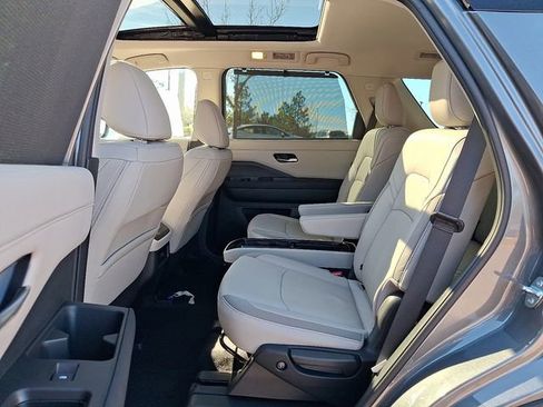 New 2025 Nissan Pathfinder SL image 9