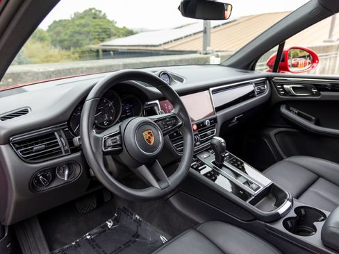 Certified 2026 Porsche Macan AWD/4WD image 4