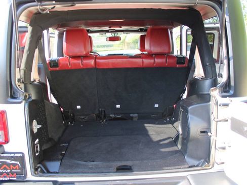 Used 2013 Jeep Wrangler Unlimited Rubicon AWD/4WD image 16