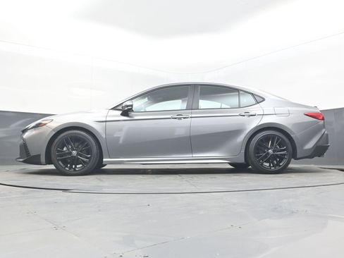 Used 2025 Toyota Camry SE FWD image 25