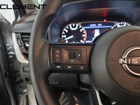 Used 2022 Nissan Rogue SV image 16