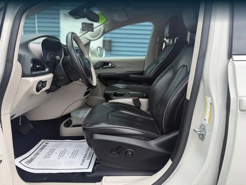 Used 2019 Chrysler Pacifica Limited w/ Tire & Wheel Group FWD image 10