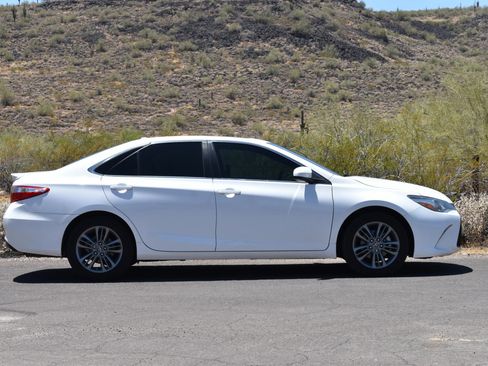 Used 2017 Toyota Camry SE w/ Moonroof Package FWD image 8