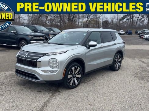 Used 2025 Mitsubishi Outlander SE image 1